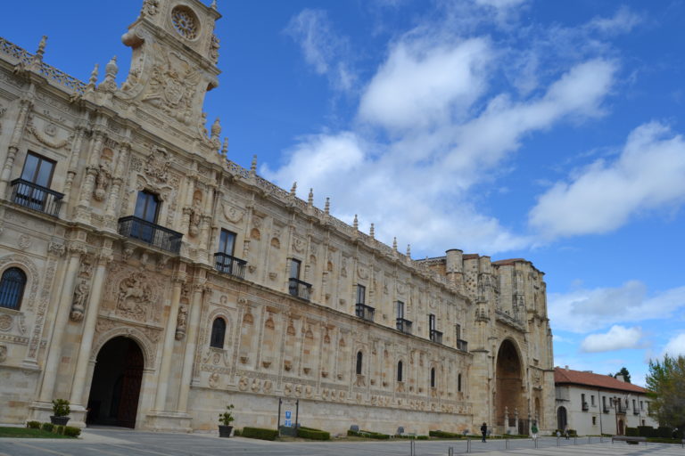 Esta plaza debe su nombre al antiguo Convento de San Marcos inicialmente construido en el siglo XII (reconstruido en el siglo XVI)