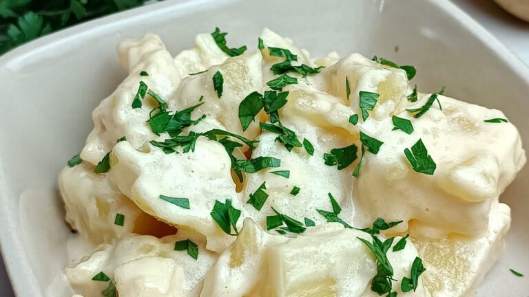 El alioli con leche es una alternativa fácil y rápida al alioli tradicional, ya que no necesita huevo. Es ideal para quienes buscan una versión más ligera y estable. Aquí tienes la receta paso a paso: