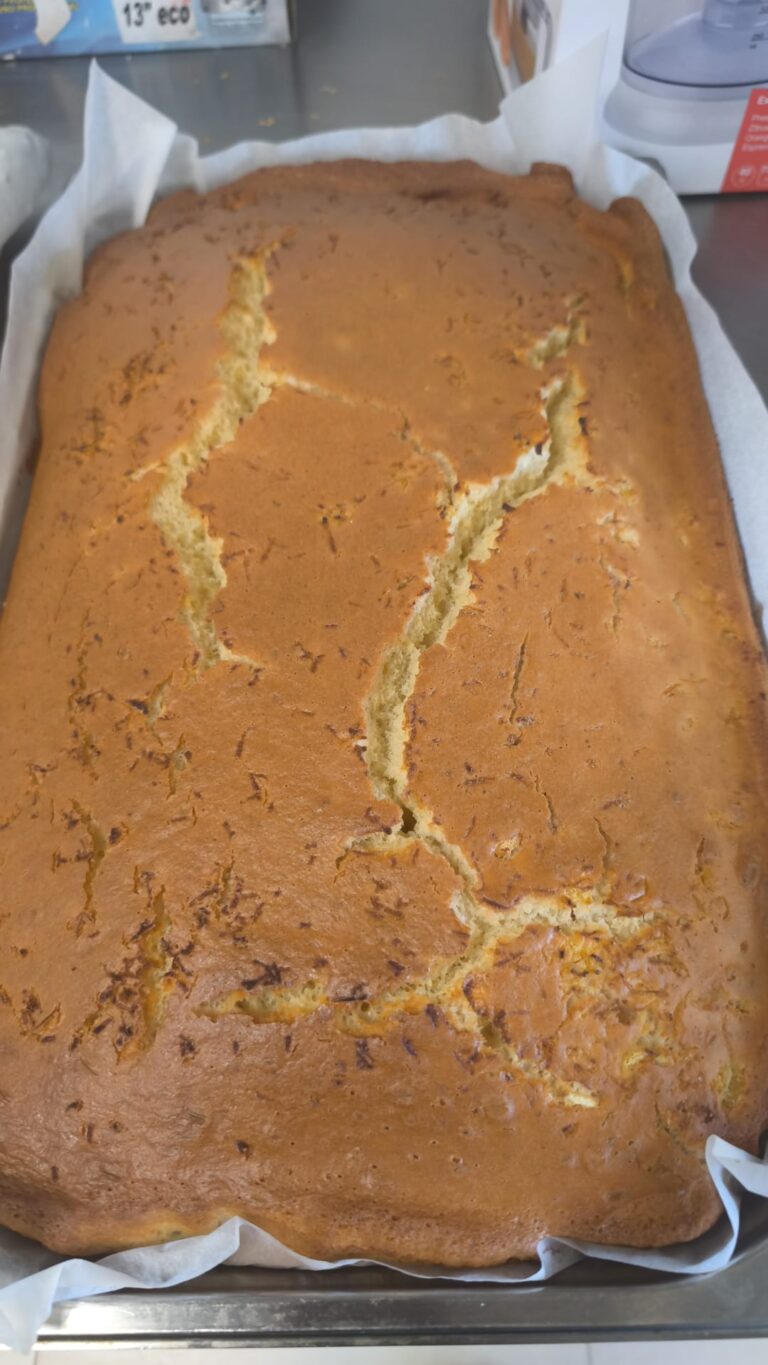 El pastel de plátano es un pastel preparado utilizando plátano como su ingrediente principal