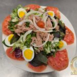 ¡"La ensalada de la abuela" suena a tradición y sabor casero! Aunque puede variar según la región o la familia, muchas versiones en España y Latinoamérica comparten ingredientes sencillos y sabrosos, muy típicos de la cocina de antes: productos frescos, un aliño generoso y a veces toques como huevo, atún o patata. Aquí te dejo una receta muy común de "ensalada de la abuela" al estilo castellano o leonés, que podrías encontrar en cualquier casa de pueblo: