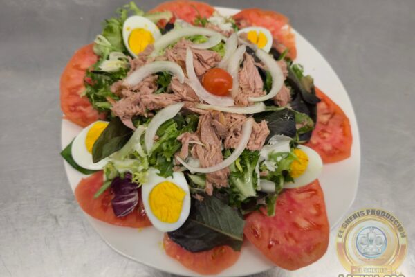 🥗 Ensalada de la abuela (tradicional) ¡"La ensalada de la abuela" suena a tradición y sabor casero! Aunque puede variar según la región o la familia, muchas versiones en España y Latinoamérica comparten ingredientes sencillos y sabrosos, muy típicos de la cocina de antes: productos frescos, un aliño generoso y a veces toques como huevo, atún o patata. Aquí te dejo una receta muy común de "ensalada de la abuela" al estilo castellano o leonés, que podrías encontrar en cualquier casa de pueblo:
