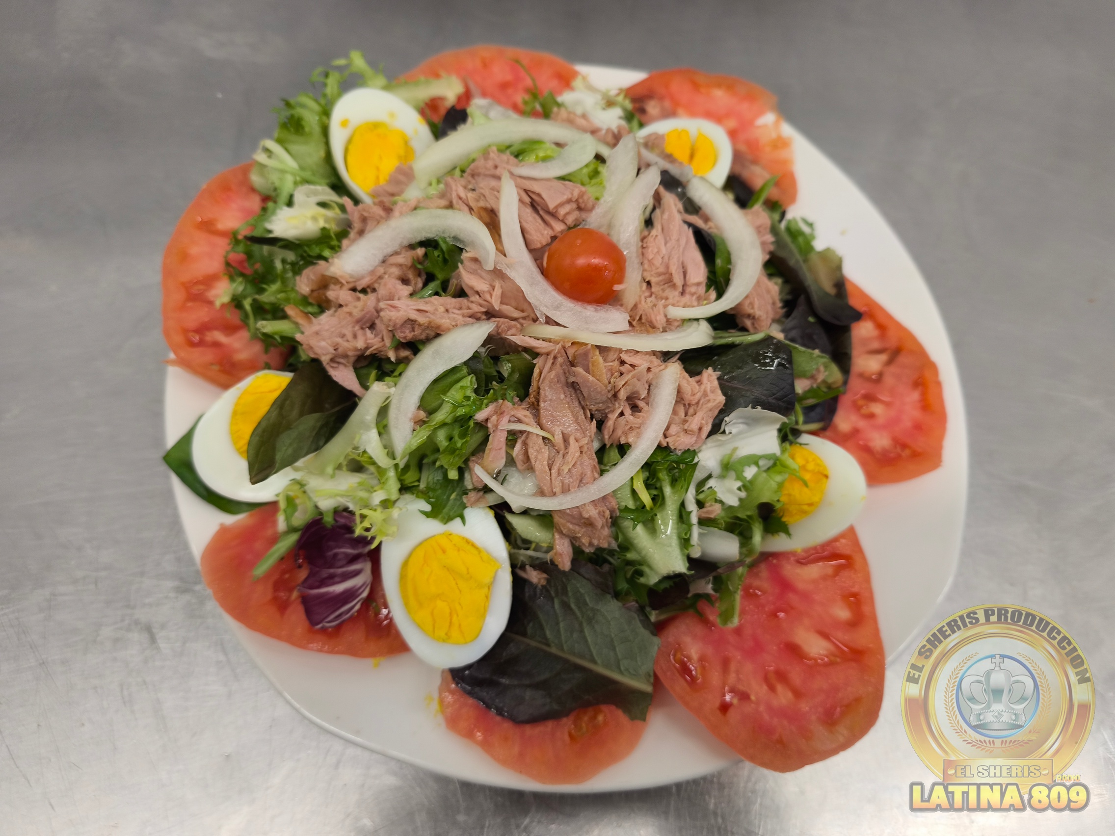 ¡"La ensalada de la abuela" suena a tradición y sabor casero! Aunque puede variar según la región o la familia, muchas versiones en España y Latinoamérica comparten ingredientes sencillos y sabrosos, muy típicos de la cocina de antes: productos frescos, un aliño generoso y a veces toques como huevo, atún o patata. Aquí te dejo una receta muy común de "ensalada de la abuela" al estilo castellano o leonés, que podrías encontrar en cualquier casa de pueblo: