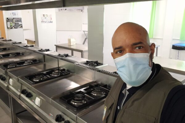 «La sal es el alma silenciosa de cada plato.»Frases sobre la sal en la cocina: "En la cocina, como en la vida, sin sal nada tiene sentido."
