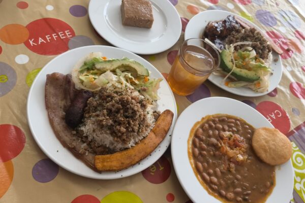 Componentes tradicionales de la bandeja paisa
