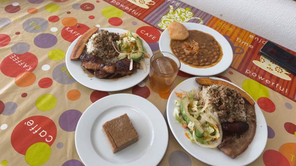 Beneficios del aguacate
💪 1. Grasas saludables (monoinsaturadas)
Ayudan a reducir el colesterol malo (LDL) y aumentar el bueno (HDL).
Favorecen la salud del corazón y la circulación.
Dan saciedad: comer aguacate ayuda a mantenerte lleno por más tiempo y evita picar entre comidas.