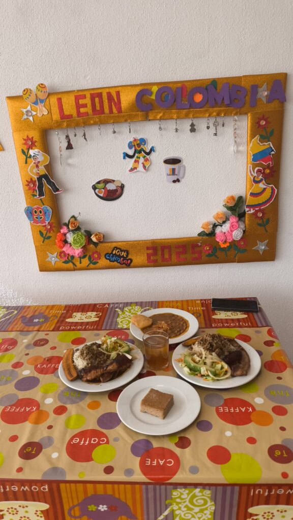 Componentes tradicionales de la bandeja paisa
Aunque puede variar según la zona o el cocinero, la versión clásica suele incluir:
Arroz blanco 🍚
Frijoles rojos (normalmente cocinados con tocino o carne)
Carne molida o carne en polvo
Chicharrón (panceta de cerdo frita hasta quedar crujiente)
Huevo frito 🍳
Plátano maduro frito 🍌
Chorizo antioqueño con un poco de limón
Arepa (pequeña, blanca y simple)
Aguacate 🥑
Hogao (salsa criolla de tomate y cebolla, para acompañar)