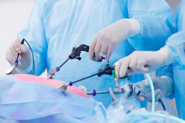 Los problemas en los riñones (como la Insuficiencia renal, Cálculos renales o una Infección urinaria que afecta al riñón) suelen manifestarse con varios síntomas. Estos son 10 de los más comunes: