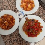 Patatas con verduras y pollo de guarnición Deliciosas patatas acompañadas de verduras frescas salteadas y jugosos trozos de pollo, una combinación equilibrada y llena de sabor. O una versión más atractiva: Pollo guarnecido con patatas y verduras Tierno pollo acompañado de patatas doradas y una selección de verduras frescas, preparado para disfrutar de una comida completa y nutritiva.