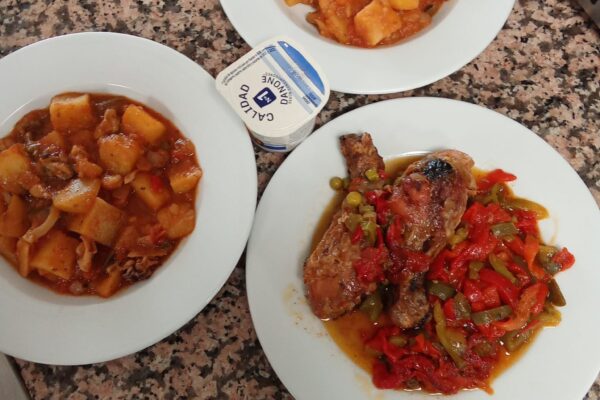Patatas con verduras y pollo de guarnición Deliciosas patatas acompañadas de verduras frescas salteadas y jugosos trozos de pollo, una combinación equilibrada y llena de sabor. O una versión más atractiva: Pollo guarnecido con patatas y verduras Tierno pollo acompañado de patatas doradas y una selección de verduras frescas, preparado para disfrutar de una comida completa y nutritiva.
