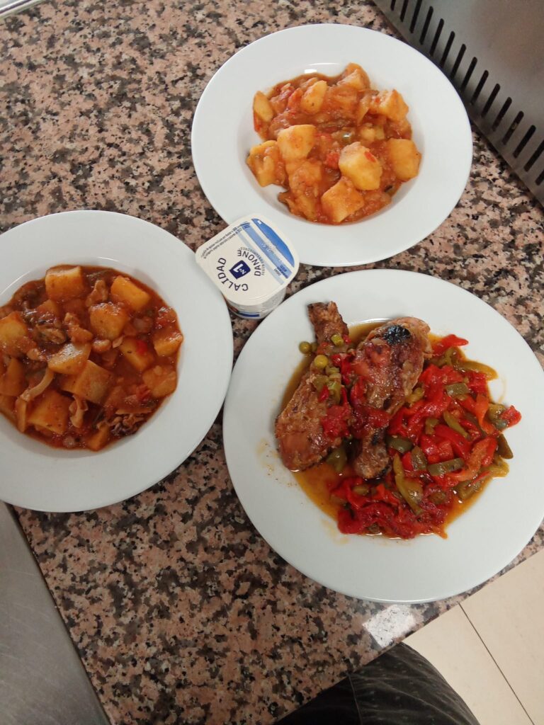 Patatas con verduras y pollo de guarnición Deliciosas patatas acompañadas de verduras frescas salteadas y jugosos trozos de pollo, una combinación equilibrada y llena de sabor. O una versión más atractiva: Pollo guarnecido con patatas y verduras Tierno pollo acompañado de patatas doradas y una selección de verduras frescas, preparado para disfrutar de una comida completa y nutritiva.