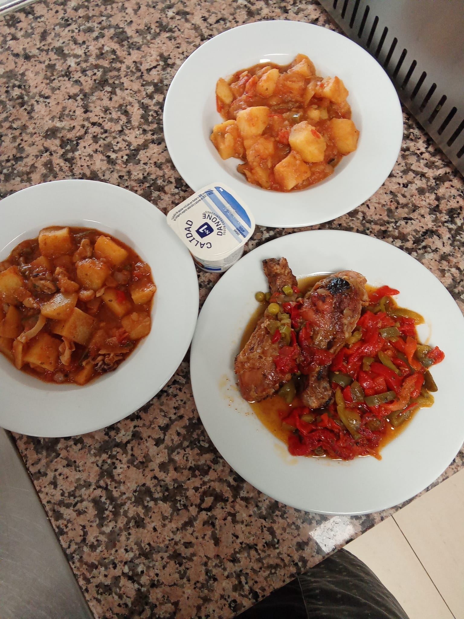 Patatas con verduras y pollo de guarnición Deliciosas patatas acompañadas de verduras frescas salteadas y jugosos trozos de pollo, una combinación equilibrada y llena de sabor. O una versión más atractiva: Pollo guarnecido con patatas y verduras Tierno pollo acompañado de patatas doradas y una selección de verduras frescas, preparado para disfrutar de una comida completa y nutritiva.